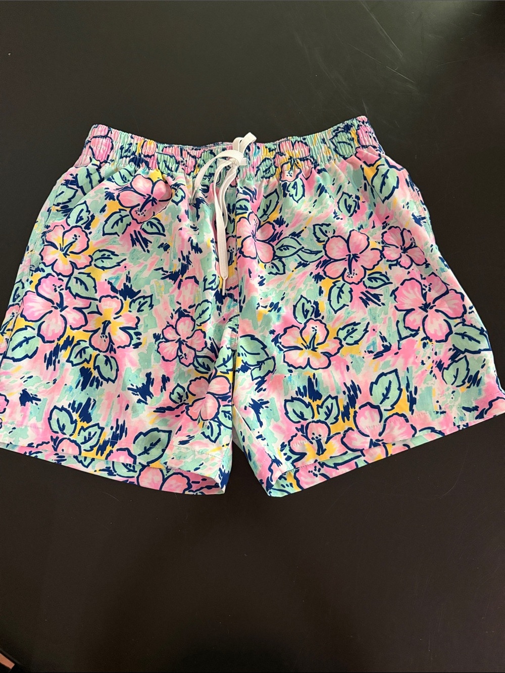 Chubbies Vacation Blooms Swim Trunks. Men’s size Large.
